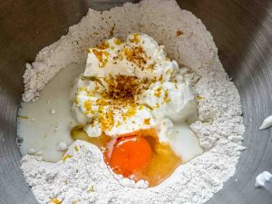Teig aus Quark, Zucker Ei und Öl