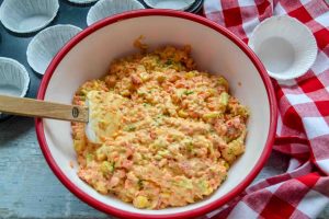 herzhafter Muffinteig mit Gemüse, Käse und Schinken