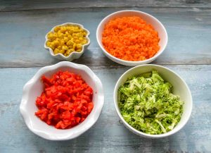 geraspelte Karotten, Mais, Broccoli und rote Paprika