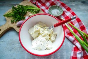 Frischkäse Dipp mit Kräutern