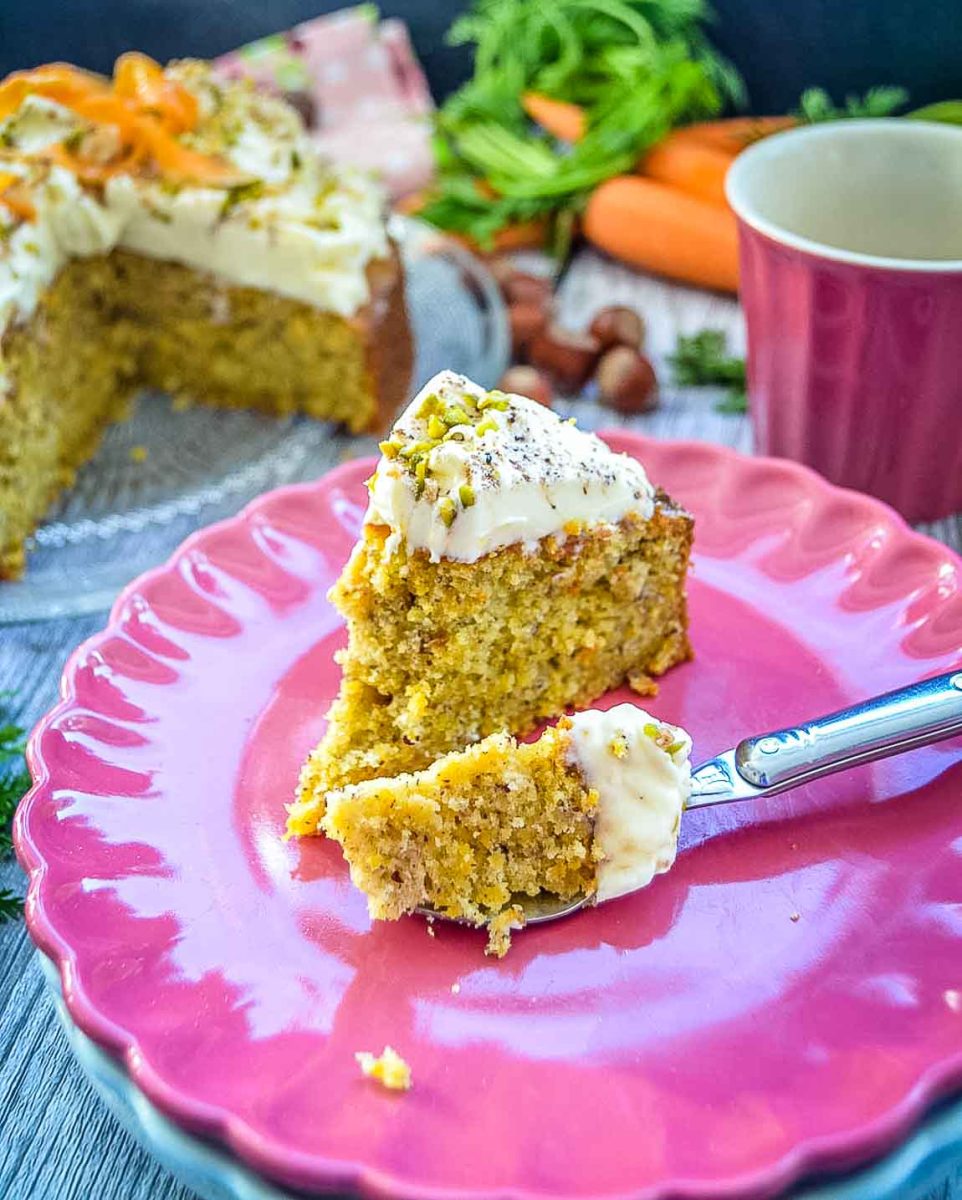 Saftiger Karottenkuchen mit Frosting 