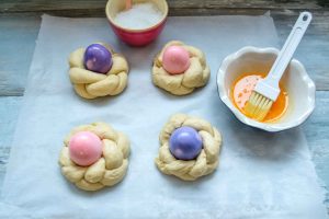 Hefegebäck mit Ei einpinseln