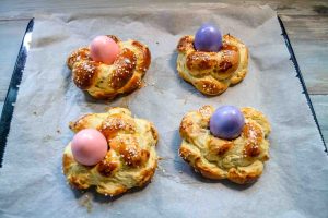 Hefekränze mit Ei für Ostern