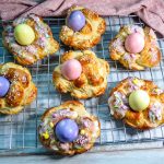 Kleine Hefe Osterkränze mit buntem Osterei