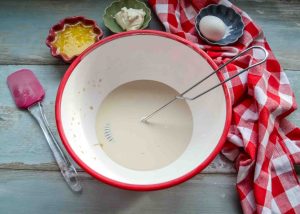 Hefe in lauwarmer Milch verrühren