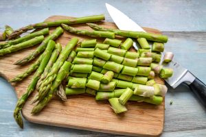 Spargel in Stücke schneiden