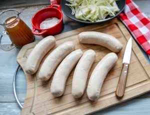 Bratwurst mit dem Messer einschneiden
