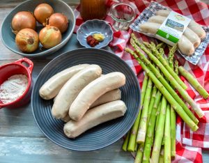 Zutaten, Bratwurst, Zwiebeln, grüner Spargel, Rinderfond, Mehl
