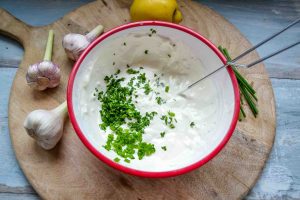 Knoblauch Dip selber machen mit Joghurt, Knoblauch und Petersilie