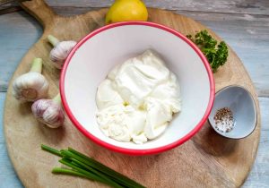 Zutaten Knoblauch, Joghurt, Frischkäse, Mayonnaise, Petersilie