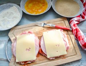 Schweineschnitzel mit Käse und Schinken füllen