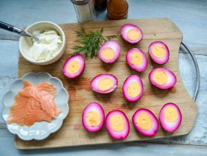 pinke Eier mit Lachs und Frischkäse