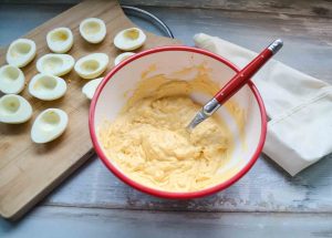 Eigelb mit Mayonnaise, Schmand und Gewürzen
