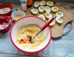 Eigelb mit Mayonnaise und Schmand vermischen