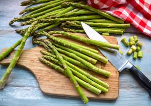 die holzigen enden von den Spargeln schneiden