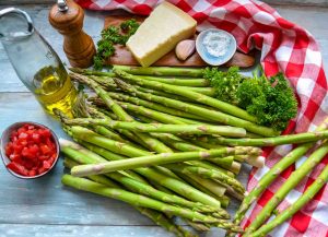 Zutaten für gebratenen Spargel, Olivenöl, Parmesan, Salz und Pfeffer