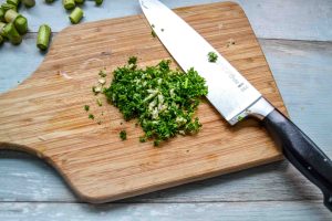 Petersilie und Knoblauch hacken
