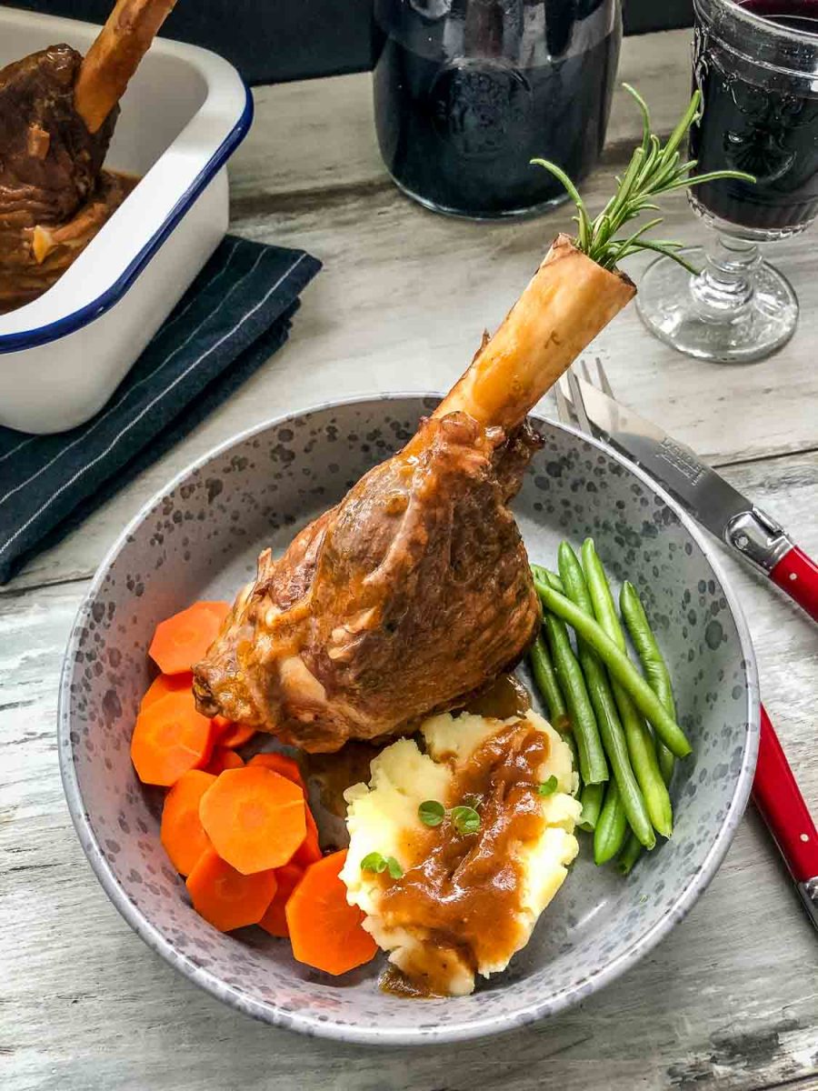 Saftig geschmorte Lammhaxe mit Möhren, Bohnen und Kartoffelpüree