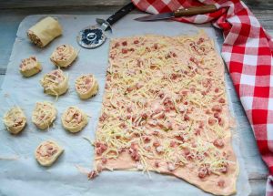 Blätterteigrollen in Schnecken mit dem Pizzaschneider schneiden