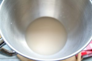 Hefe und Wasser verrühren