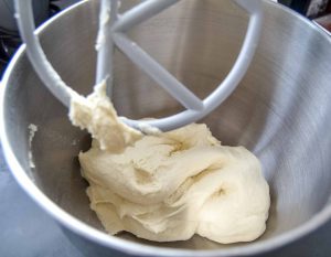 Hefeteig für Pizza kneten