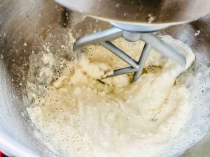 Hefe, Wasser und Mehl verrühren