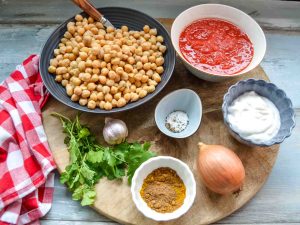 Zutaten Curry, Kichererbsen, Kokosmilch, Zwiebel und Knoblauch