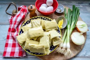 Zutaten Maultaschen, Zwiebel, Ei, Salz und Pfeffer