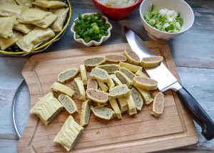 Maultaschen in Streifen schneiden
