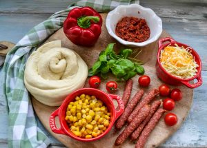 Zutaten mini Pizzen, Fertigteig, Salami, Käse, Paprika und Mais