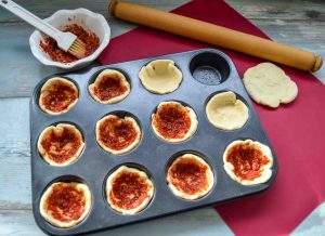 Pizzateig in Muffinform mit Pizza sauce
