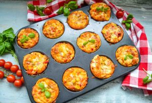 gebackene mini Pizzen im Muffinblech