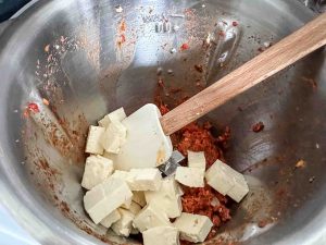 Feta, Knoblauch und Tomaten pürieren