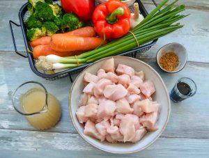 Zutaten Hähnchen, Reispfanne, Paprika, Möhren, Brokkoli, Erbsen