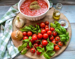 Suppen Zutaten, Tomaten, Zwiebel, Knoblauch, Brühe und Kräuter