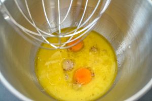 Butter, Eier, Milch und Öl rühren