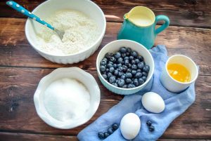 Blaubeermuffin Zutaten Mehl, Zucker, Butter, Öl, Blaubeeren und Eier