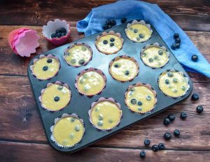 Blaubeermuffins im Muffinblech