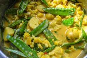 gelbes Curry mit Kokosmilch, Paprika, Blumenkohlröschen und Kartoffeln