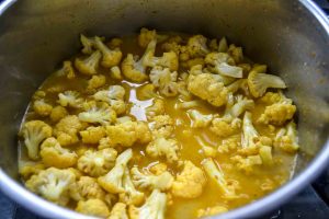 Blumenkohl in Kokosmilch kochen