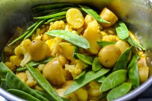 Kartoffeln und Erbsenschoten kochen