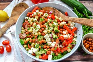 mediterraner Kichererbsensalat mit Feta