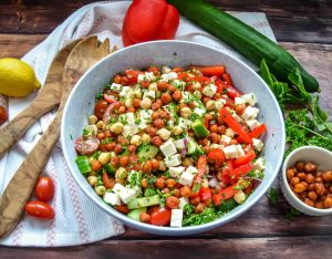 mediterraner Kichererbsensalat, Tomate, Gurke und Feta
