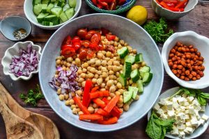 Salatzutaten Gurke, Tomate, Feta, Kichererbsen