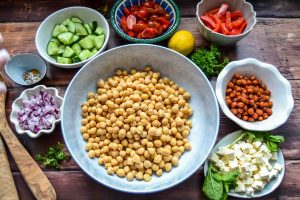 Salat Zutaten Kichererbsen, Tomaten, Gurke, Feta, Zwiebeln und Paprika