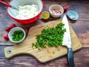 Frische Kräuter schneiden