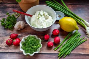 Rezept-Zutaten Quark, frische Kräuter, Petersilie, Schnittlauch, Salz, Pfeffer