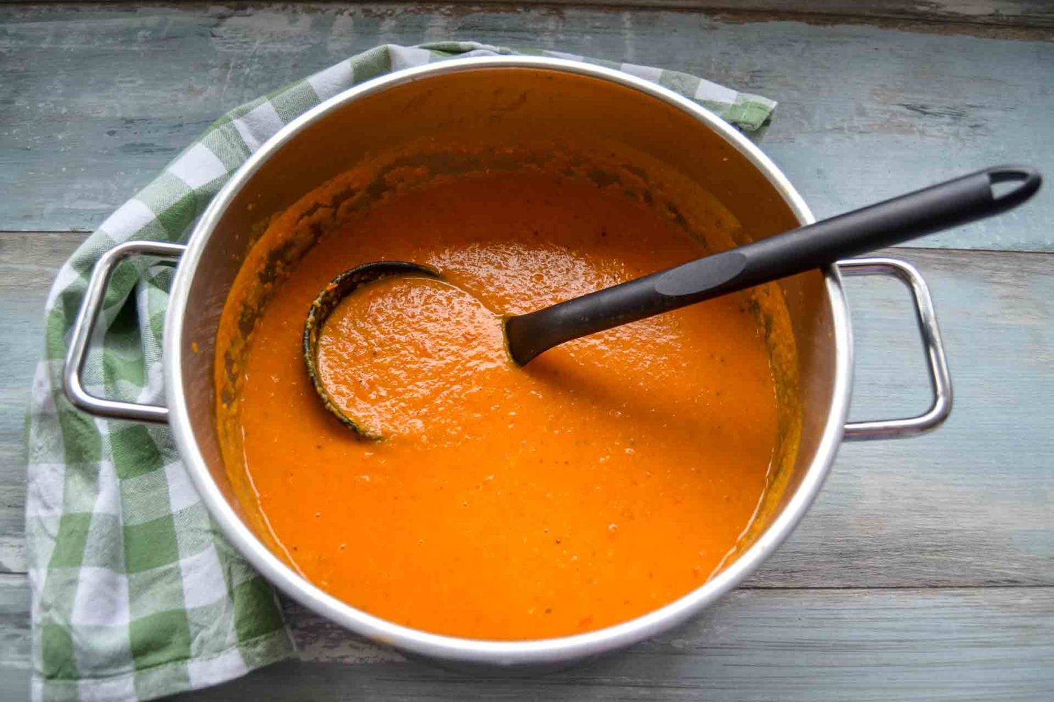 rote linsensuppe mit kokosmilch und curry