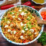 Türkischer Bulgursalat mit Feta, Paprika, Gurke,