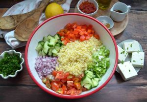 Gemüse und Bulgur in einer Salatschüssel